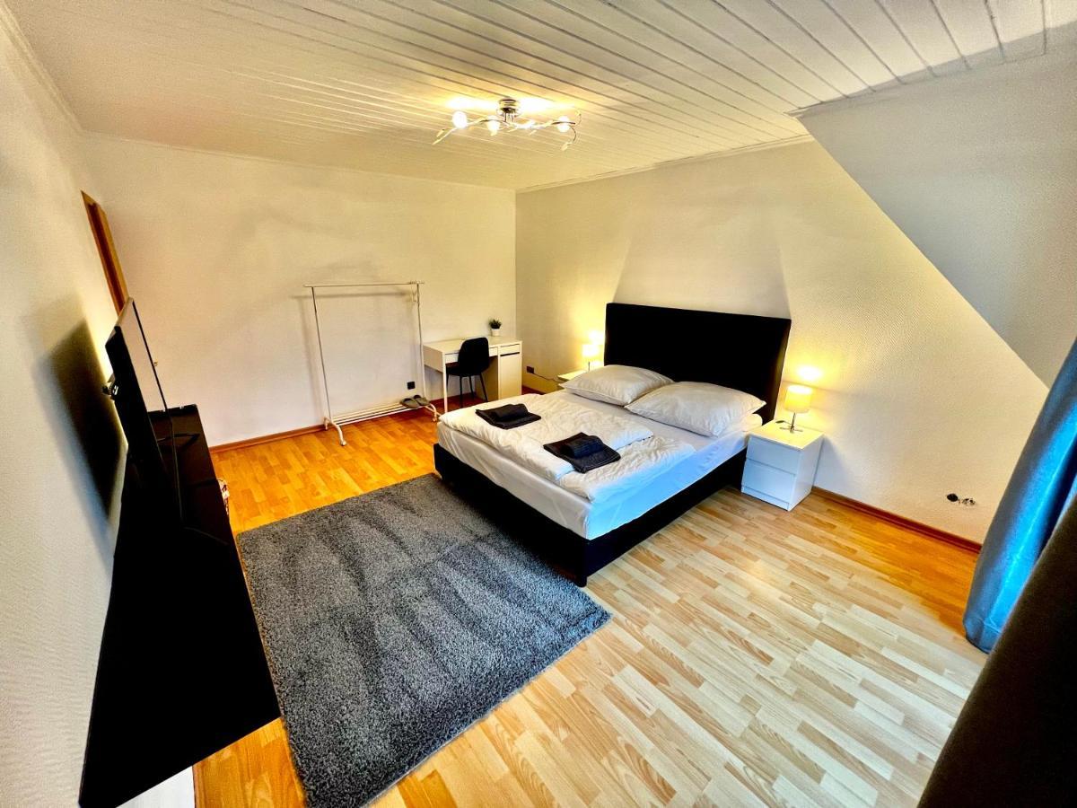 Praktisches Zimmer Im Grossen Haus Mit Garten Дюссельдорф Экстерьер фото